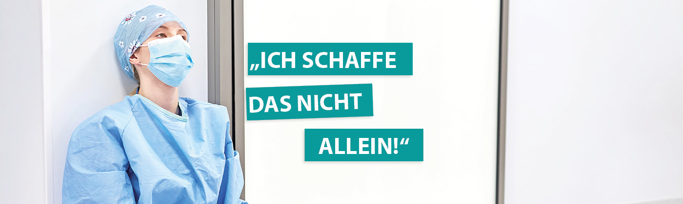 Erschöpfte Krankenschwester im blauen Kittel mit Long COVID und Mundschutz.