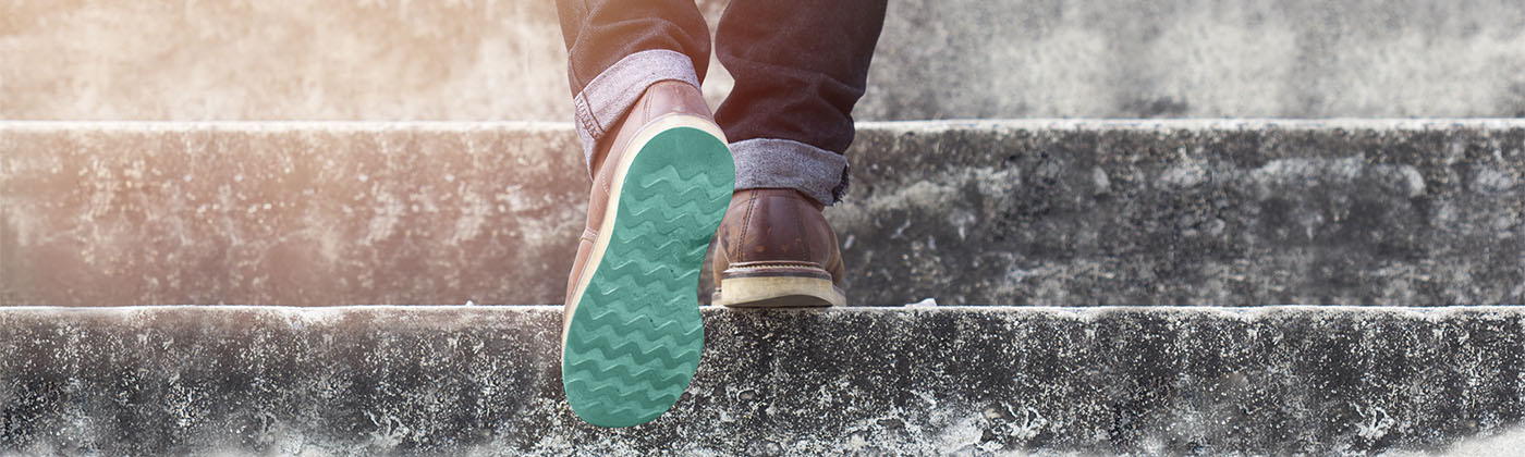 Berufsförderungswerk Umschulung berufliche Rehabilitation Schritt für Schritt zurück in Arbeit Berufsförderungswerk Umschulung berufliche Rehabilitation Mann, von dem man nur die Füße und Teile der Unteschenkels sieht, geht eine Treppe hoch